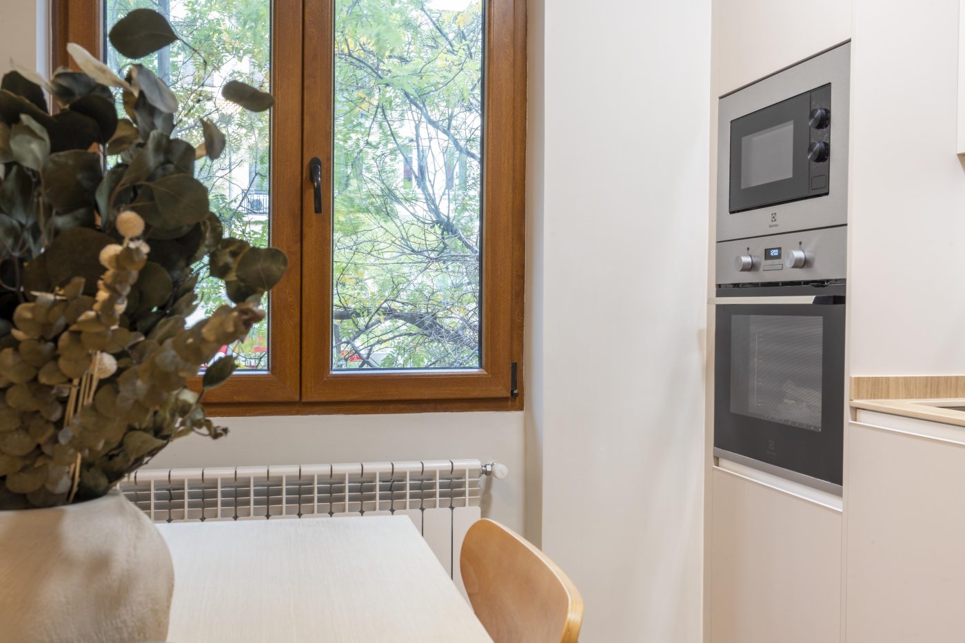 Reportaje fotográfico de un salón moderno con luz natural, clave para vender al máximo precio en Zarzaquemada (Leganés).