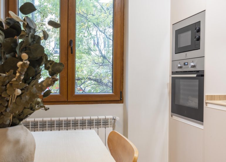 Reportaje fotográfico de un salón moderno con luz natural, clave para vender al máximo precio en Zarzaquemada (Leganés).