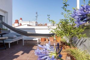 Terraza privada con hamaca, macetas de agapantos y limonero — piso en venta con terraza en Cuatro Caminos