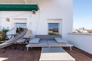 Zona de descanso en la terraza con vistas al skyline de Madrid — piso en venta en Cuatro Caminos, calle Berruguete