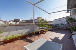 Vista amplia de la terraza con tumbonas y vistas a los tejados de Madrid — piso en venta en Cuatro Caminos