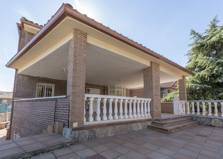 Fotografo inmobiliario en Colmenarejo fachada de casa con piscina | MC Foto estudio