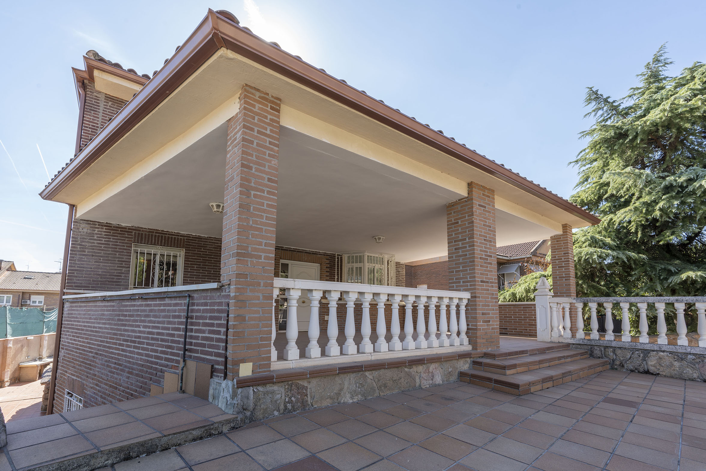 Fotografo inmobiliario en Colmenarejo fachada de casa con piscina | MC Foto estudio