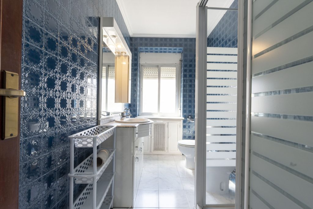 Baño interior de piso a reformar en Azca, Madrid, fotografiado por Christian Cester de MC Foto Estudio.