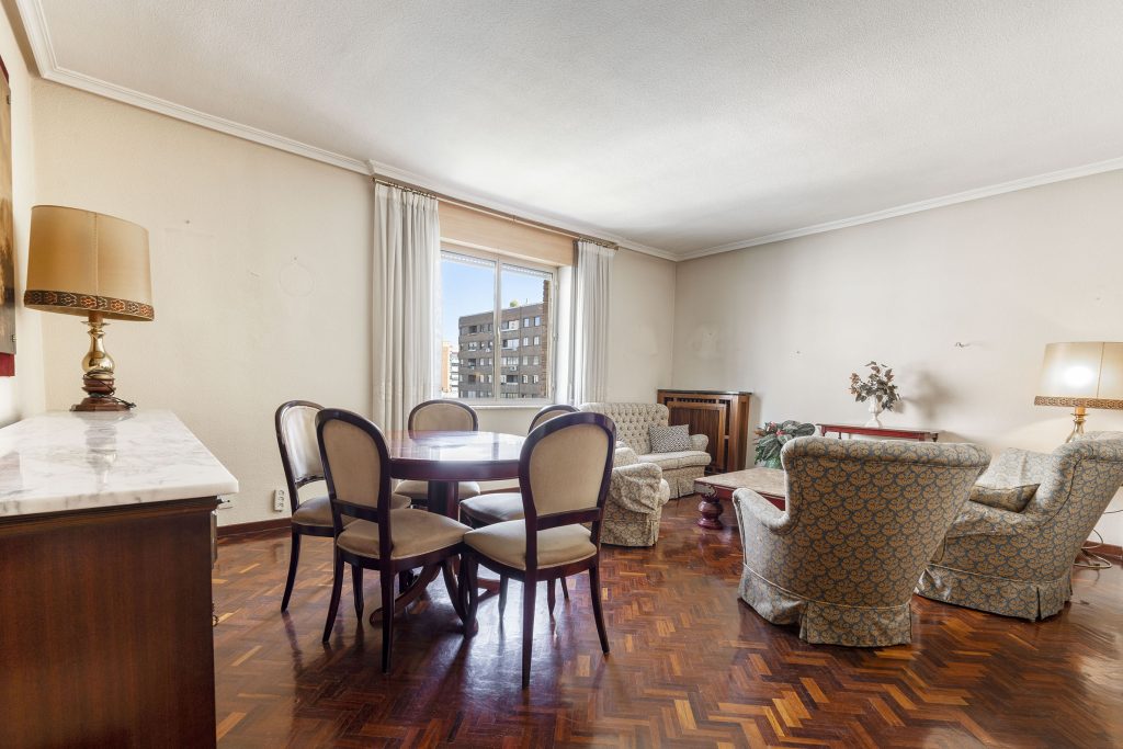 Salón de piso de lujo en Madrid fotografiado por Christian Cester, fotógrafo inmobiliario de MC Foto Estudio.