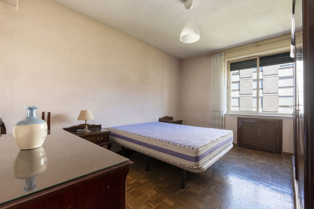 Habitación principal de piso a reformar en Azca, Madrid, fotografiado por Christian Cester de MC Foto Estudio.