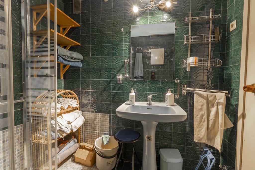 Baño antiguo con sanitarios y azulejos desfasados en piso para reformar en Madrid