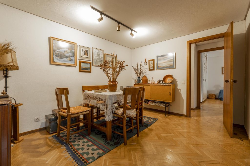 Comedor antiguo con amueblamiento voluminoso en piso para reformar en Madrid