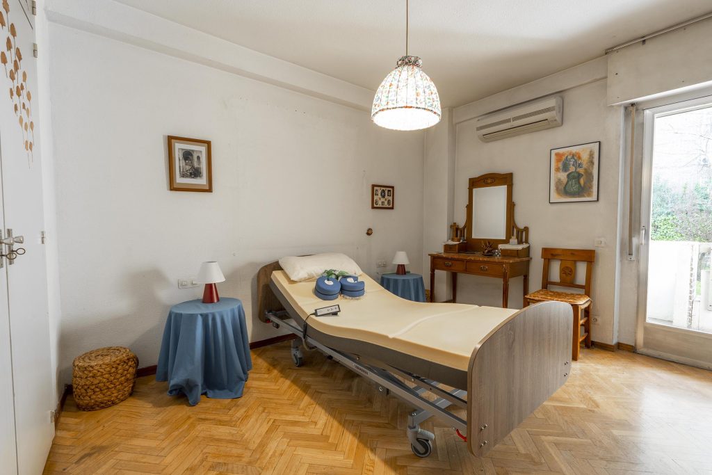 Dormitorio principal con decoración antigua y sobrecargada en La Estrella, Madrid