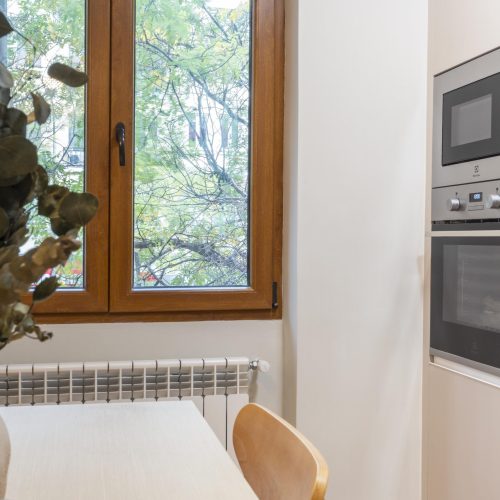 Reportaje fotográfico de un salón moderno con luz natural, clave para vender al máximo precio en Zarzaquemada (Leganés).